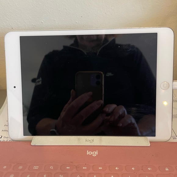 iPad A1490 - Picture 4 of 5